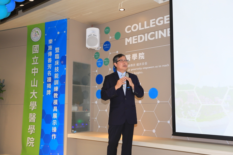 醫學院芳名揭牌暨學士後醫學系臨床技能訓練教模具展示操作圖片