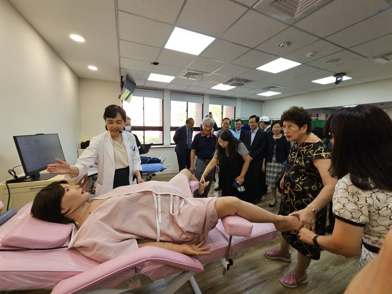 醫學院芳名揭牌暨學士後醫學系臨床技能訓練教模具展示操作圖片