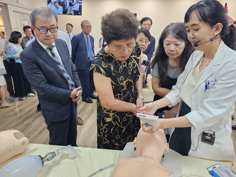 醫學院芳名揭牌暨學士後醫學系臨床技能訓練教模具展示操作圖片