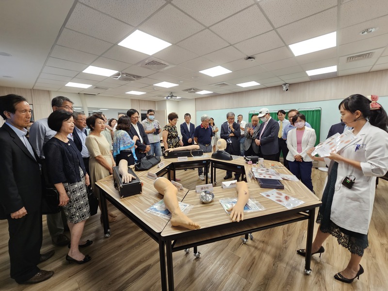 醫學院芳名揭牌暨學士後醫學系臨床技能訓練教模具展示操作圖片