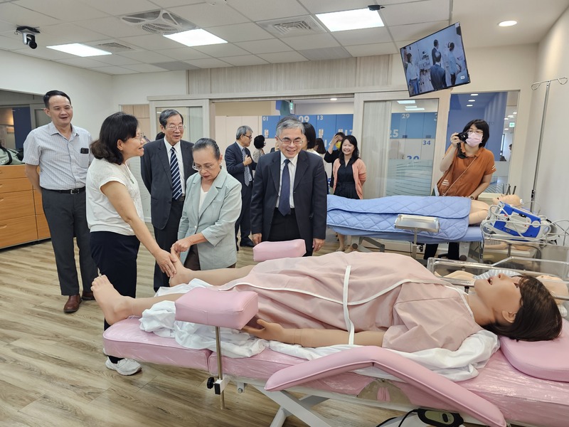 考試院院長暨委員蒞臨參訪圖片