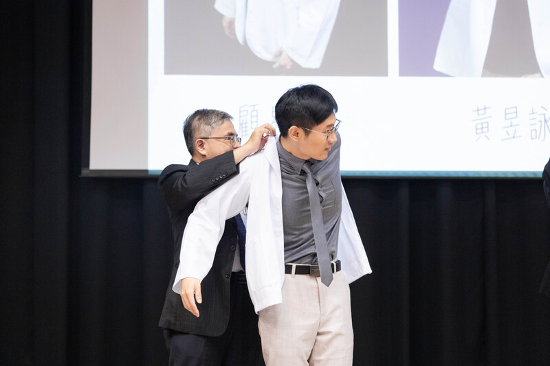 學士後醫學系第一屆授袍典禮圖片
