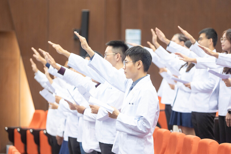 學士後醫學系第一屆授袍典禮圖片