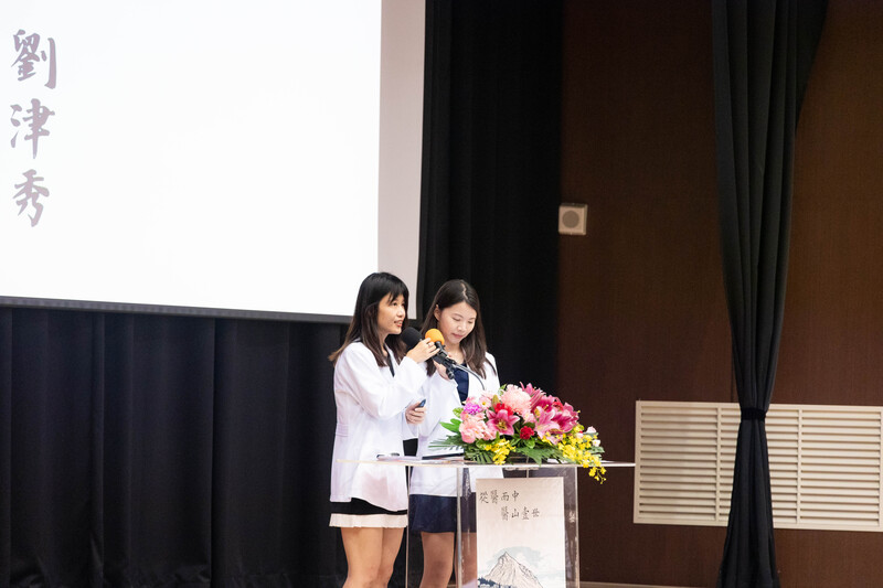 學士後醫學系第一屆授袍典禮圖片